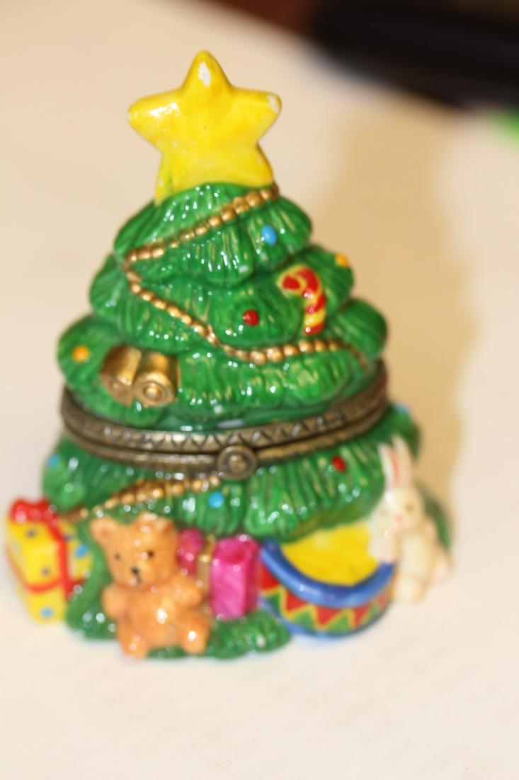 A Ceramic Christmas Tree Trinket Box: please note: needs to be glued back - 3 3/8" tall