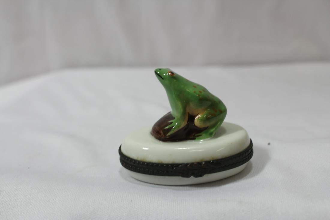 A Limoges, Peint Main Frog Trinket Box: 2" across