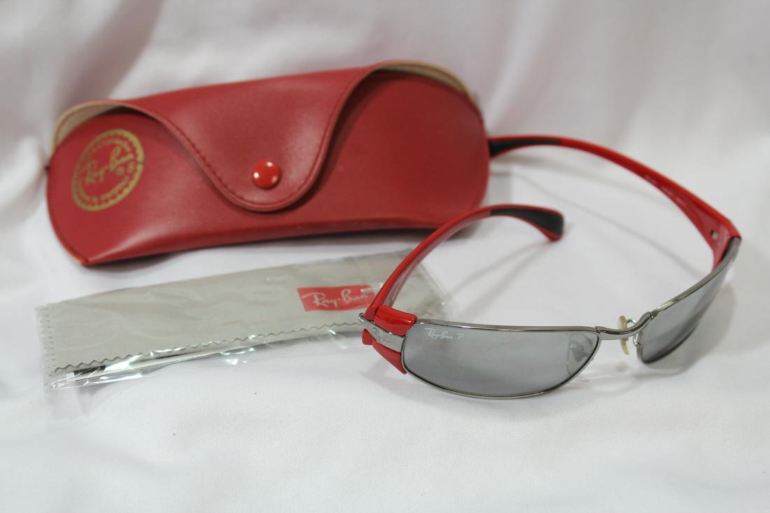 A Rayban Sunglass with Case: as shown on photos