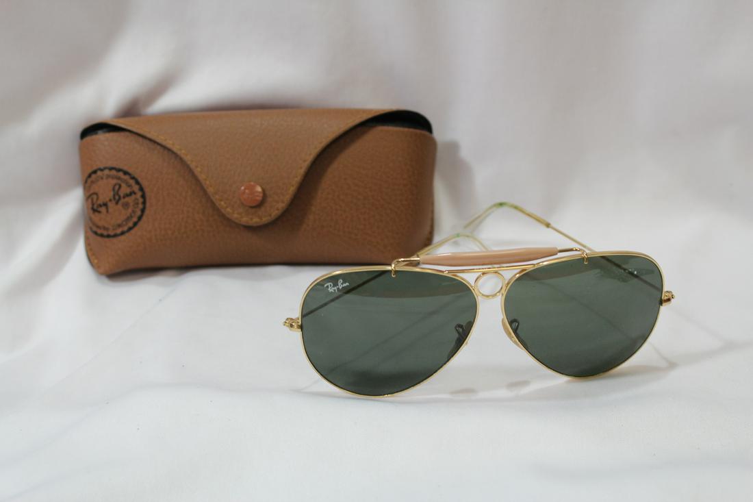 A Rayban Sunglass with Case: as shown on photos