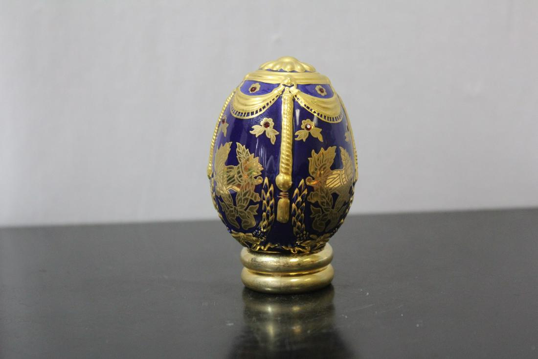 A Russian Lacquer Egg on Stand: 3 3/8" tall