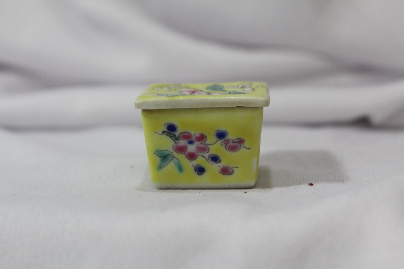 A chinese Famille Juane Pill Box: antique/vintage - 1 1/8" across - marked China