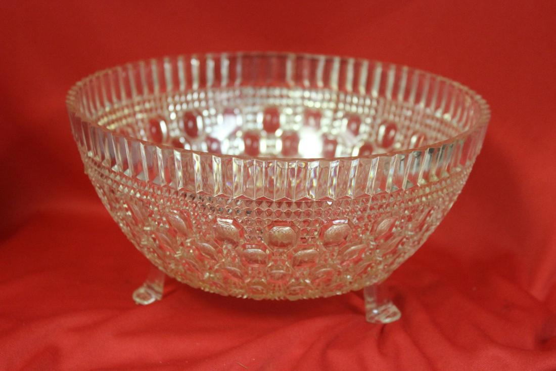 A Vintage Regaline Lucite Bowl: 50's or 60's -9" in diameter
