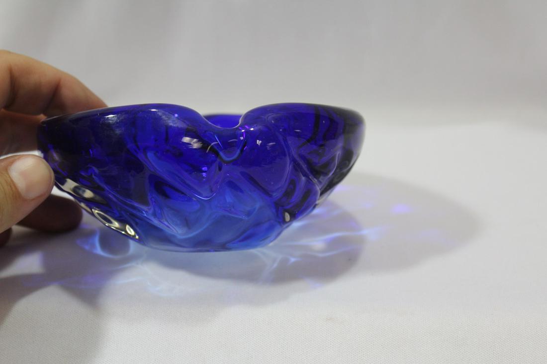An Art Glass Ashtray: 4 3/4" wide