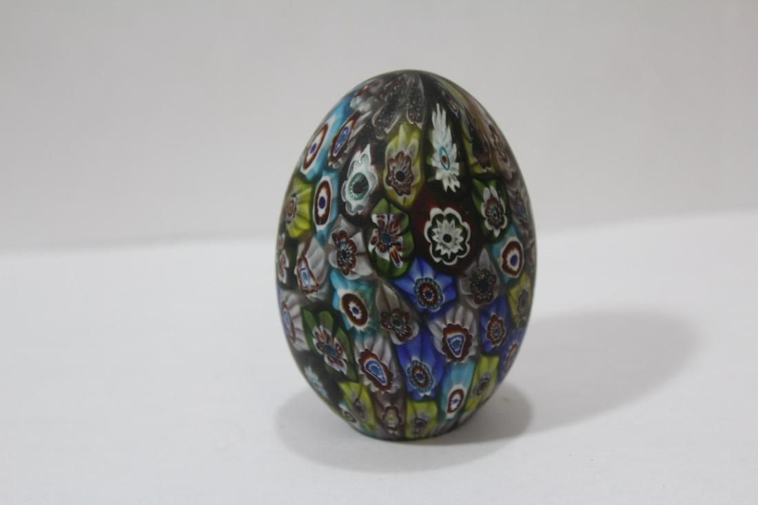 A Millifiori Artglass Egg: 3" tall