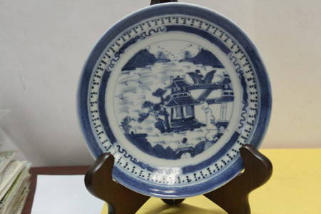 A Chinese Export Canton Pattern Blue and White Plate