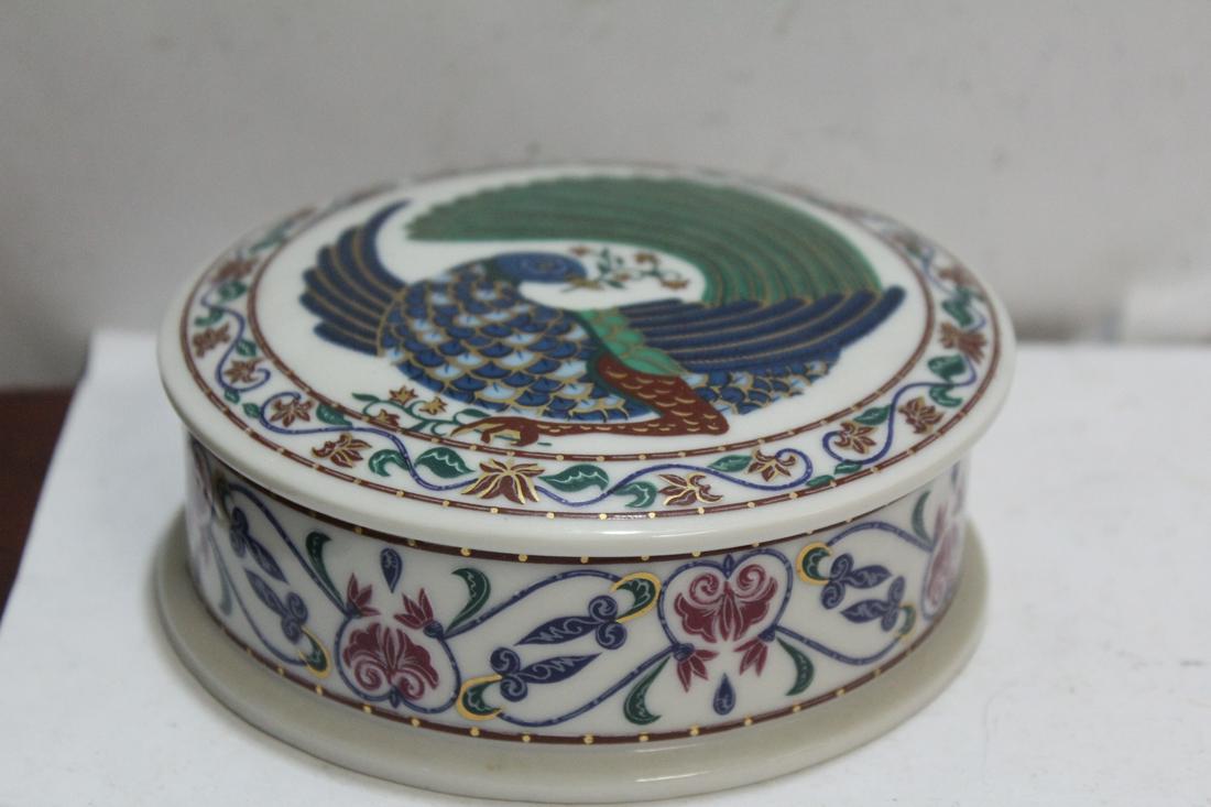 An Elizabeth Arden Byzantium Box: 4 3/4" in diameter