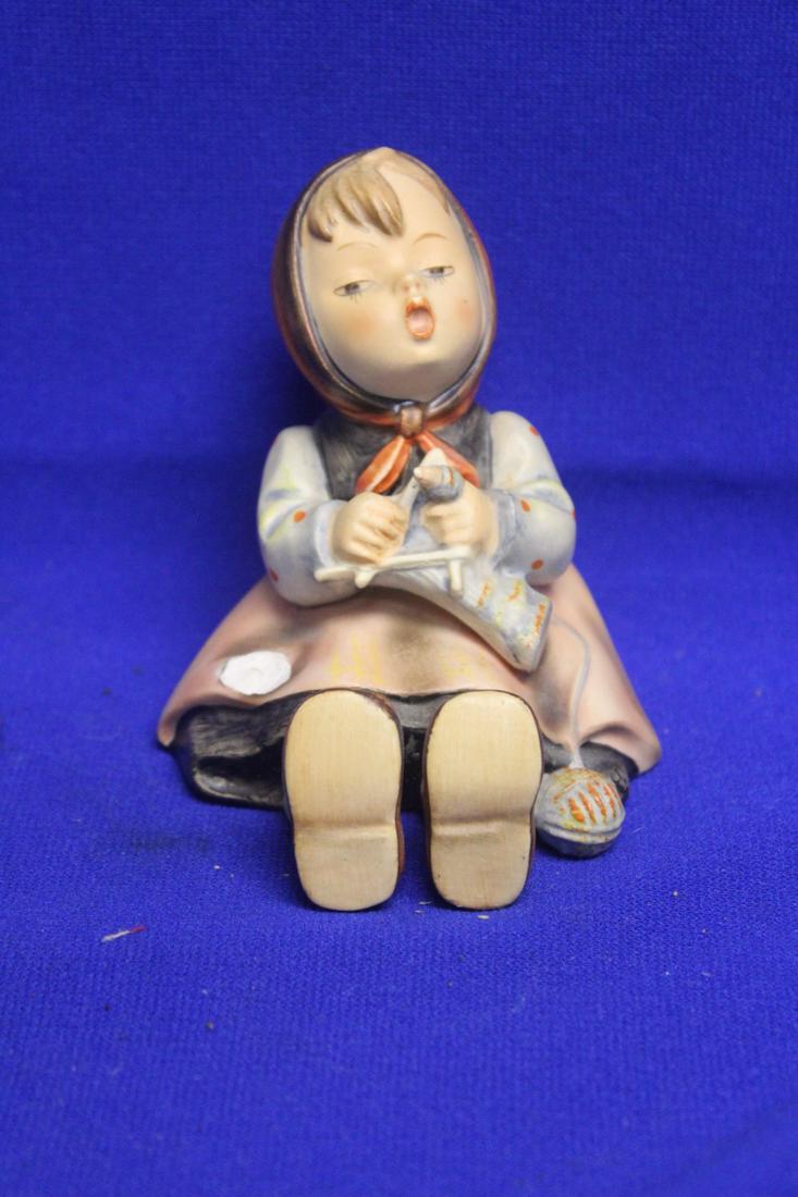 Full Bee Hummel: as found - missing candle? - 3 3/4" tall