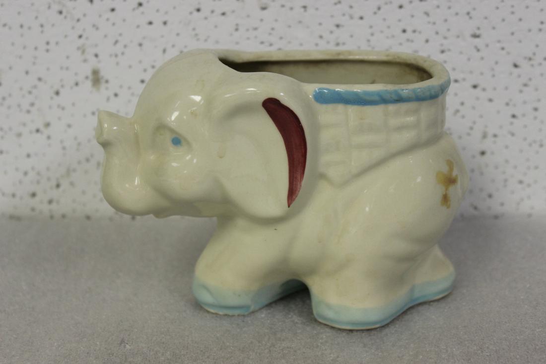 A Shawnee Elephant Planter: 6" across