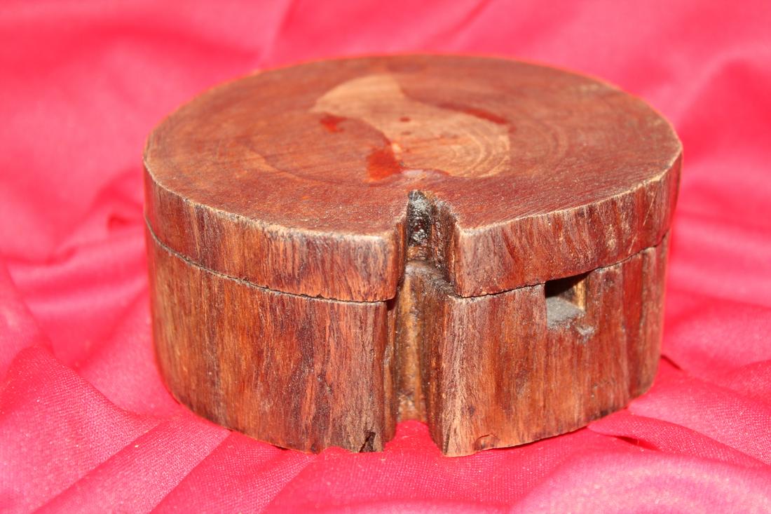 A Wooden Slide Ashtray: 4 1/2" in diameter