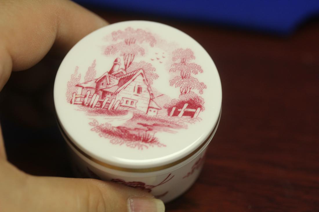 A Spode Trinket Box: please note: one interior chip as shown - hardly noticeable when lid is on - 2 inches across
