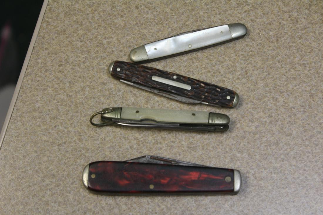 Lot of 4 Pocket Knives: please note: as found, broken blakes etc