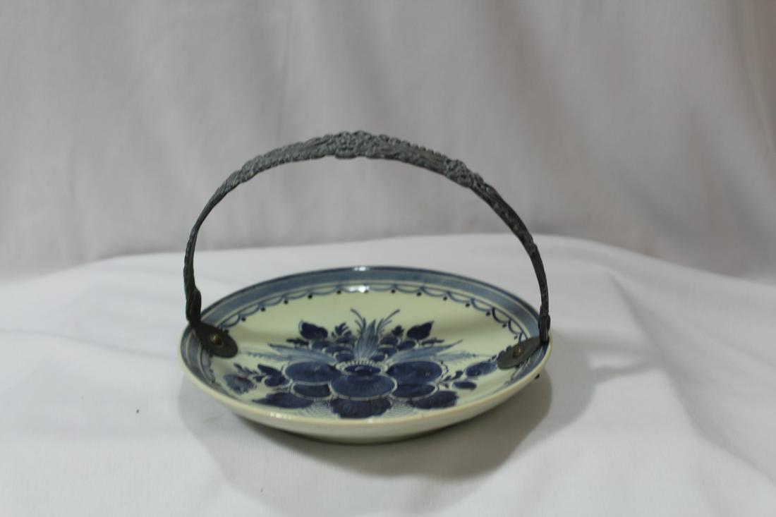 A Delft Basket: 6" across