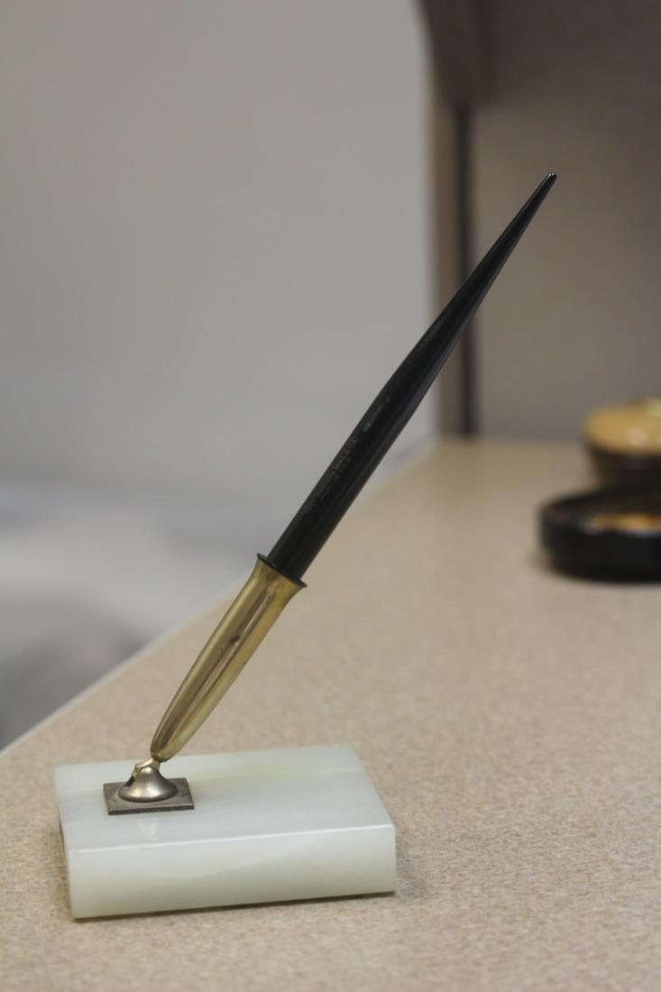 Sheaffer Fountain Pen Desk Top: with 14 Karat gold nib - 7" tall