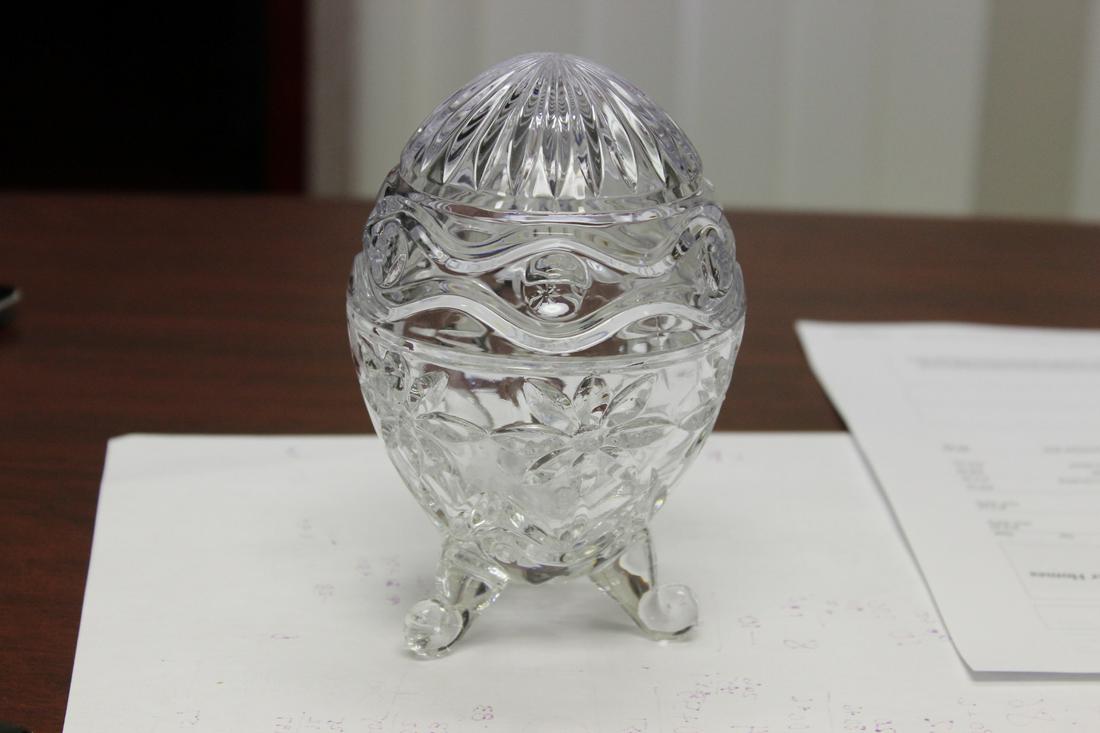 A Glass Egg With 3 Legs: A love egg form container - 6" tall