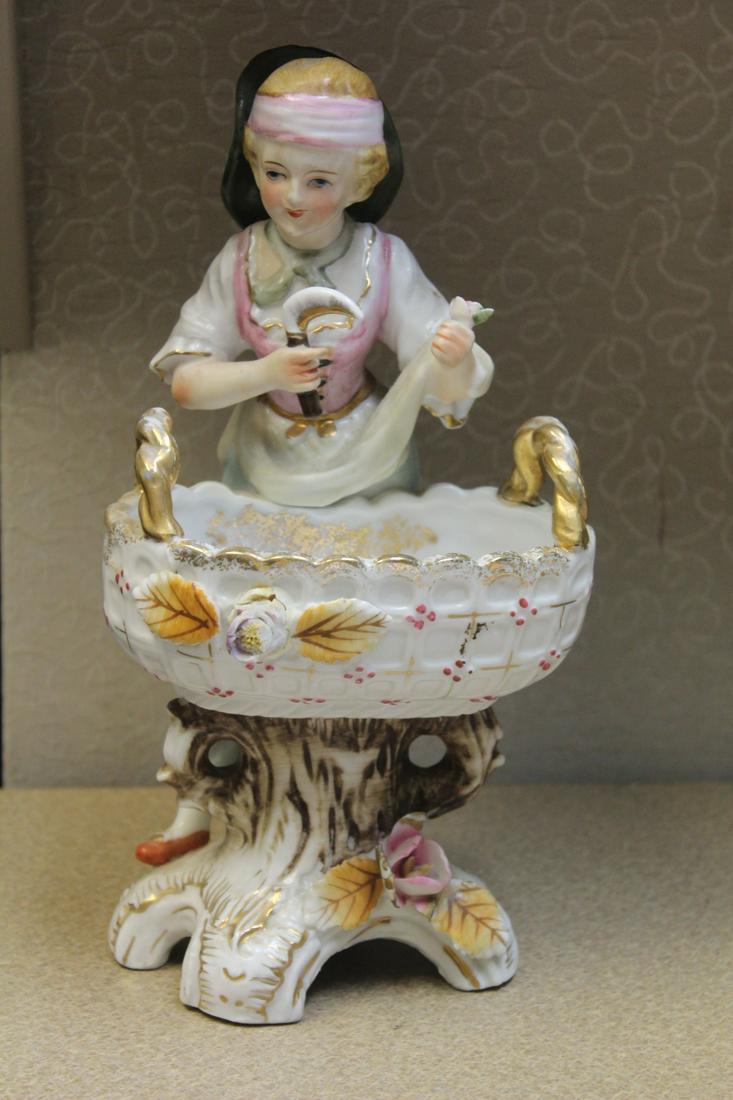Capodimonte Planter: please note: flower lost of patels on front - 10" tall