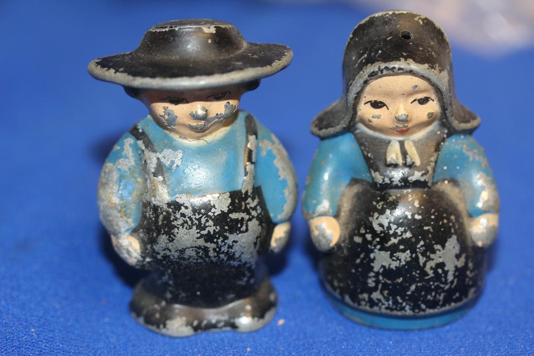 Vintage Cast Iron Amish Couple Salt and Pepper Shakers: 2 1/4" tall