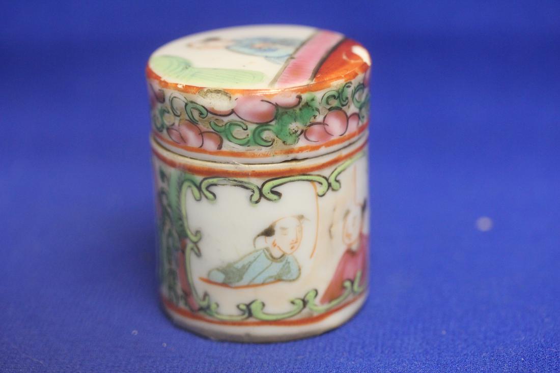 Antique Chinese Rosemedallion Trinket Box: 19th century - please note: chips and one hairline - 2 inches tall