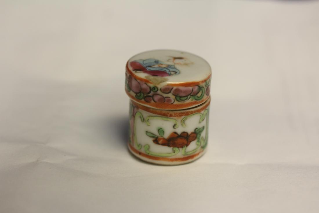 Small Chinese Rosemedallion Box: please note: one old chip - 1 1/4" tall