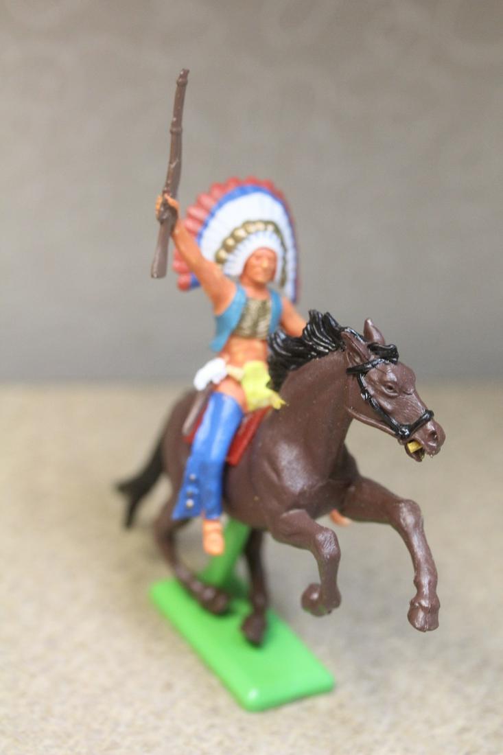 Plastic Indian Riding: Britains LTD 1971 - on metal stand - 3 1/2" across