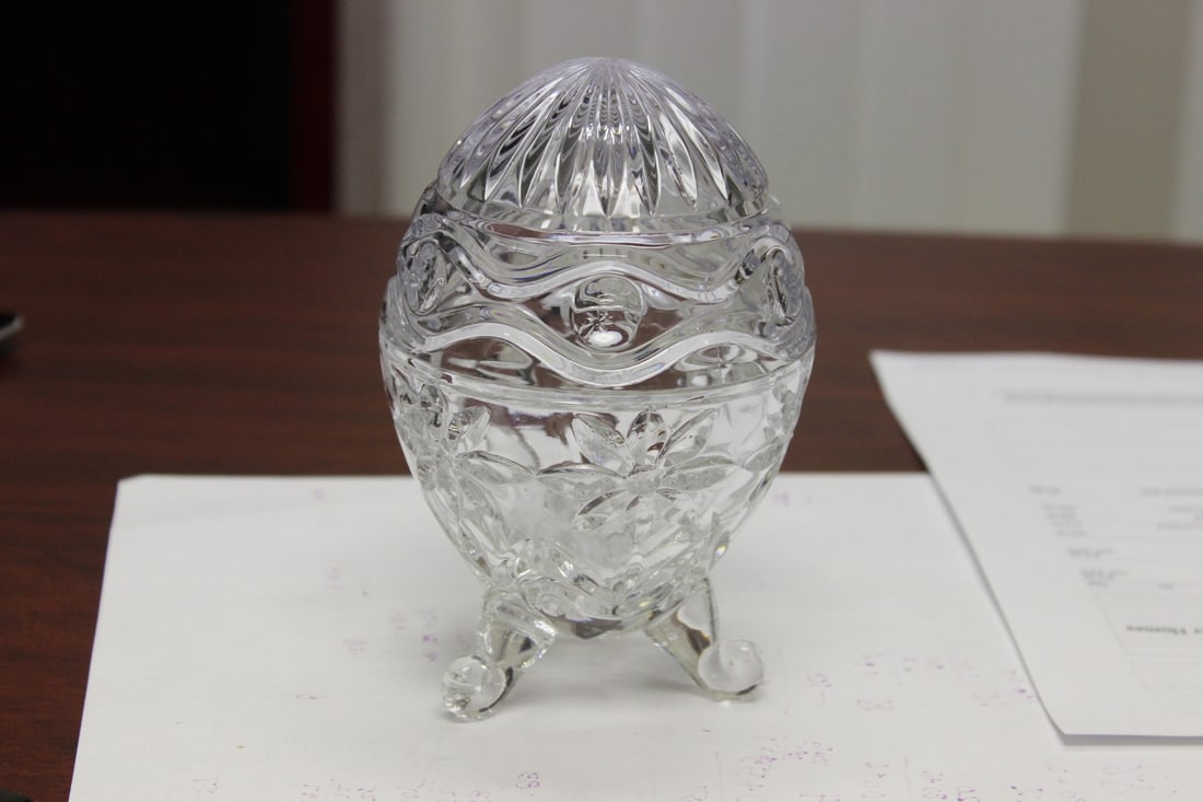 A Glass Egg With 3 Legs: A love egg form container - 6" tall