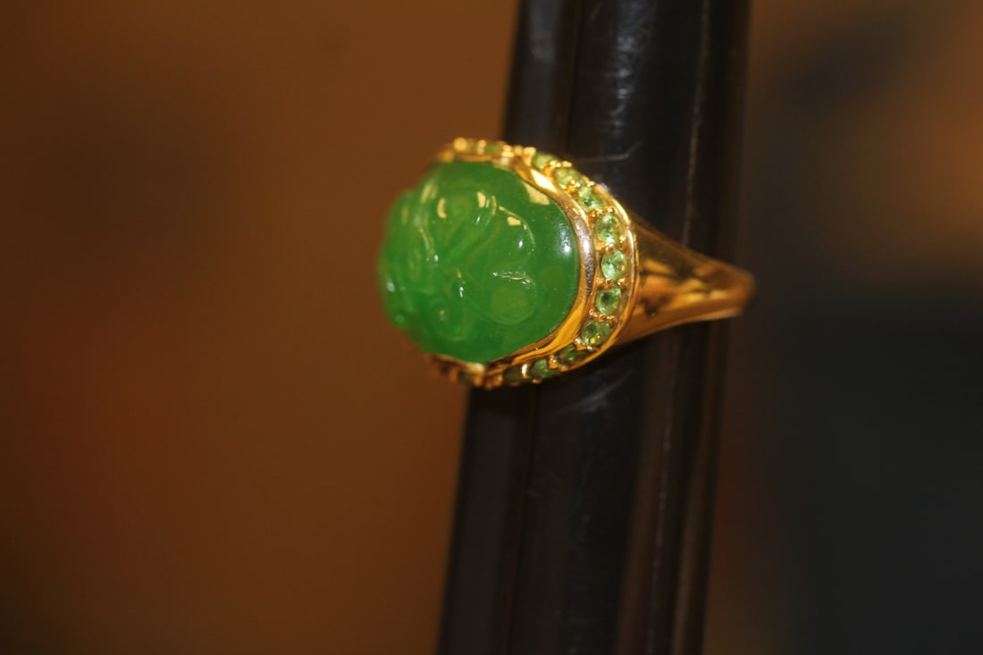 Carved Jadeite and 14Kt Gold Ring: very nice size jade