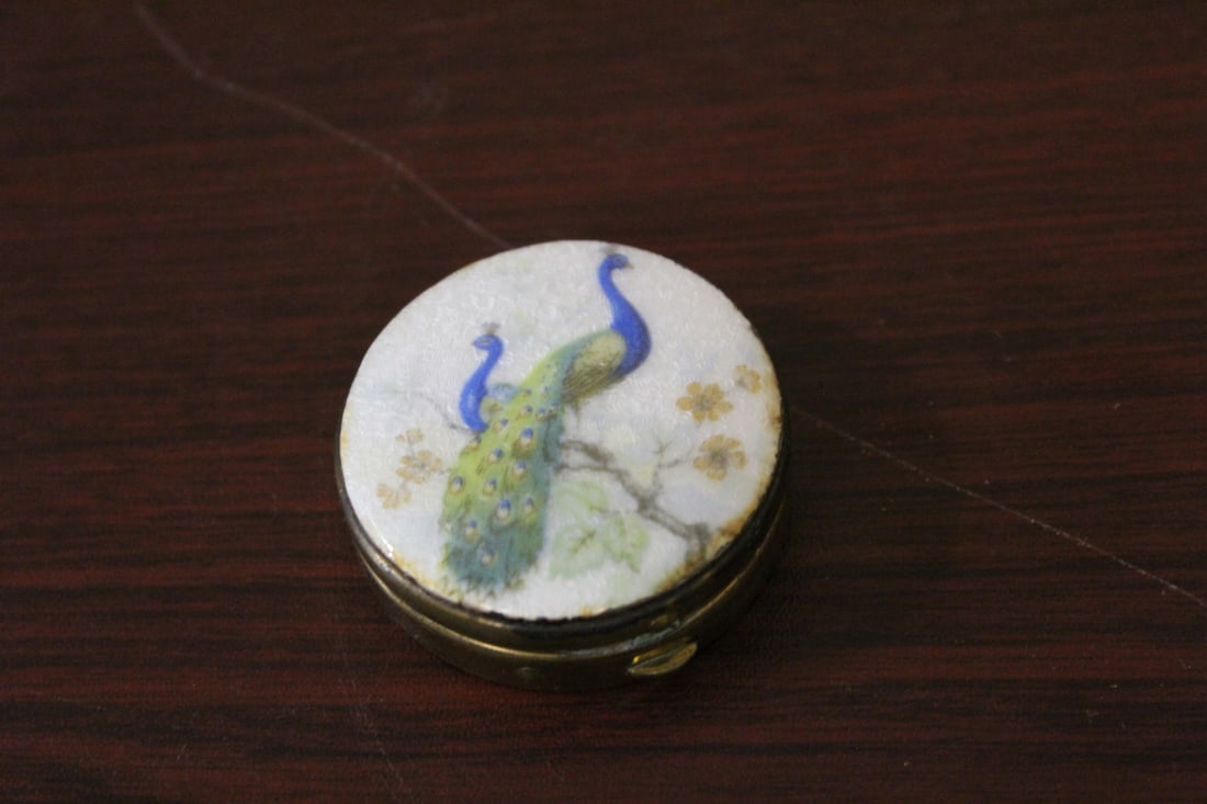 An Enamel Top Vintage Metal Pill Box: 1 5/8" in diameter