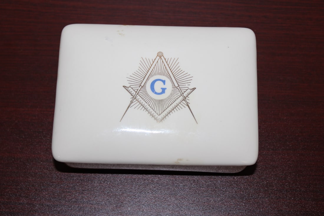 A Porcelain Box: 5 3/8" across