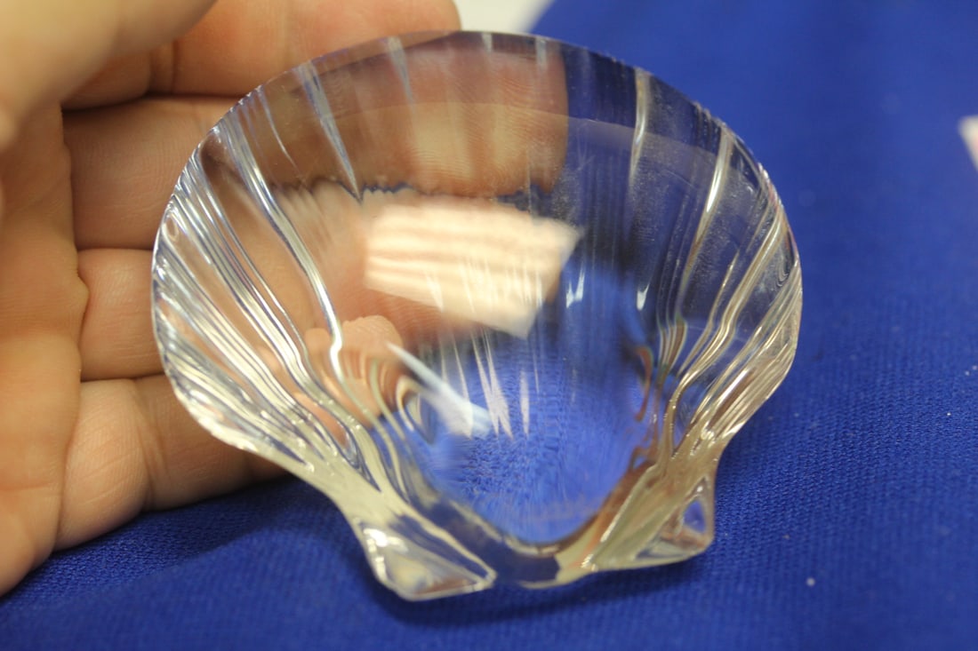 Signed Baccarat crystal Shell: very tiny roughness on the edge - 3 1/8" across