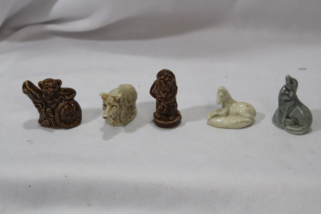 Lot of 5 Wade Figurines: as shown