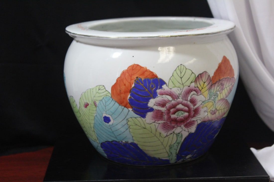 A Chinese Plant Pot: 6 5/8" tall and 8 1/2" in diameter