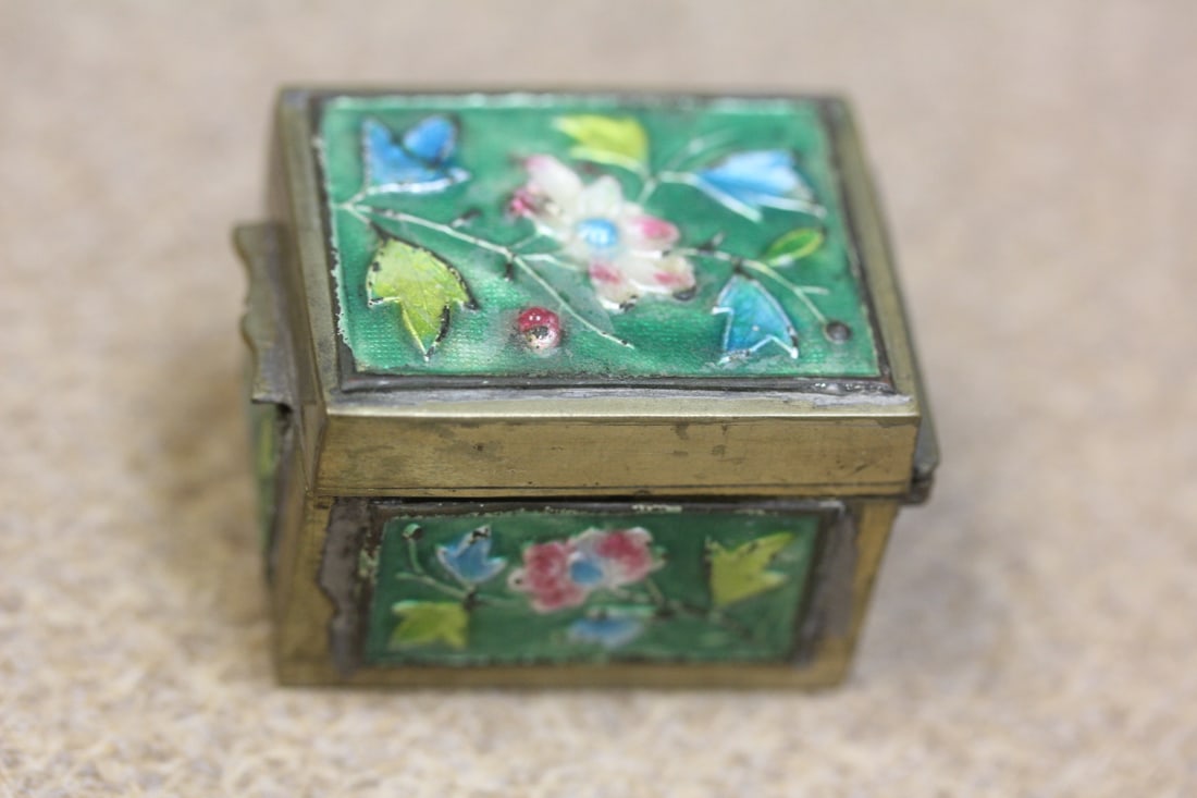Vintage Chinese Enamel Pill Box: marked "China" - republic period - 1 3/4" across