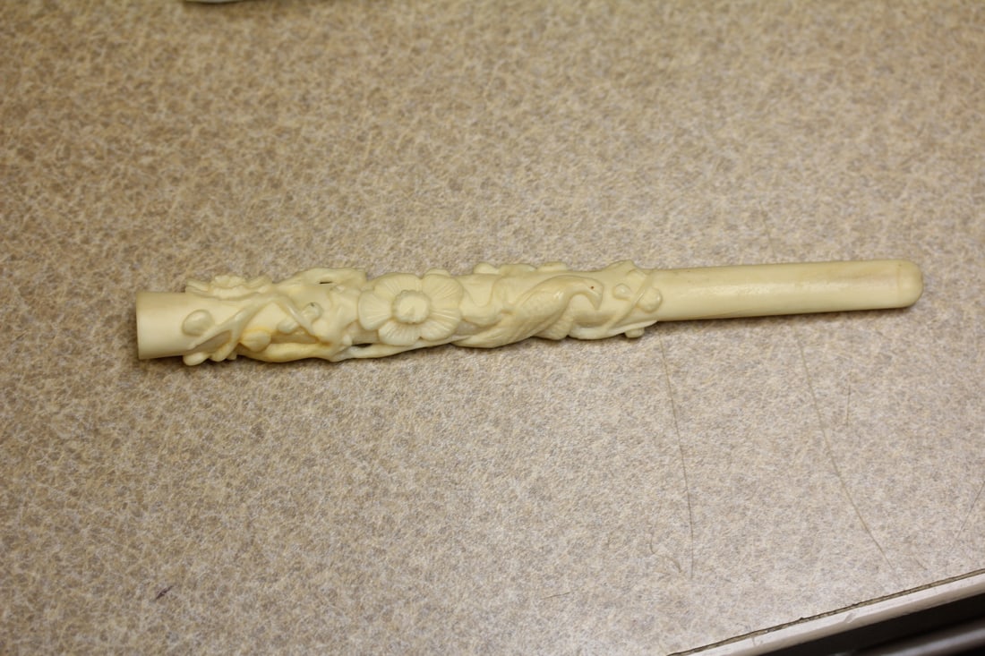 19th century Chinese export smoking pipe holder: well carved 5 1/4" long