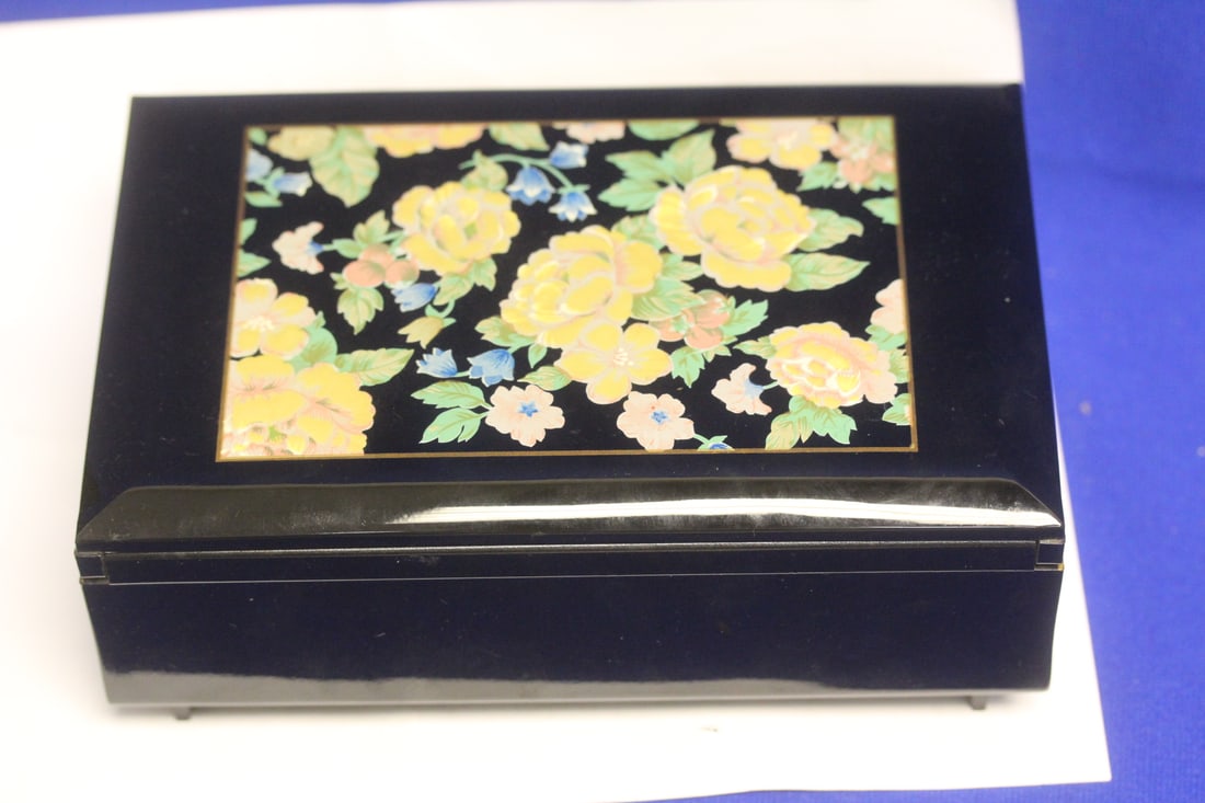 Japanese Otagiri Lacquer Music Box: works - jewelry music box - 7 1/2" across