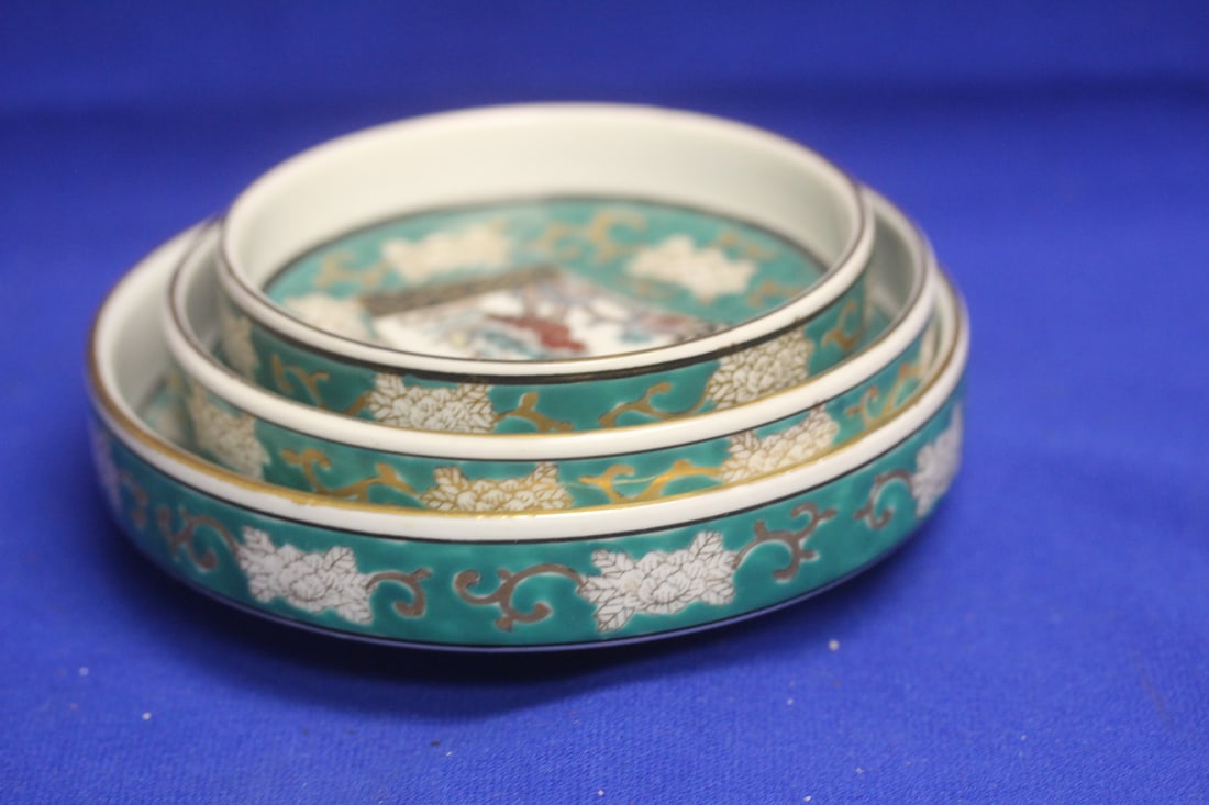 Set of 3 Gold Imari Stacking Plates: largest= 5 1/2" in diameter