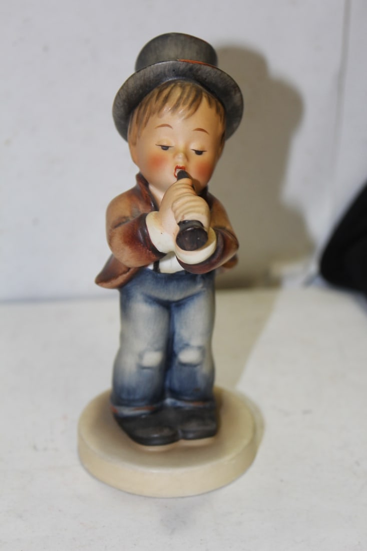 A Full Bee Hummel figurine: old - 6" tall