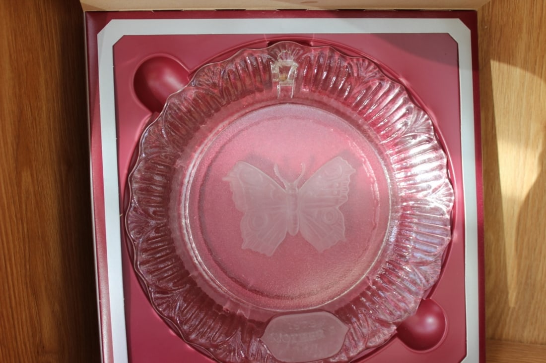 Collector's Plate - Goebel Mother's Day Plate: Boxed as seen on photos - stand is NOT included - measures 8 1/2 inches in diameter