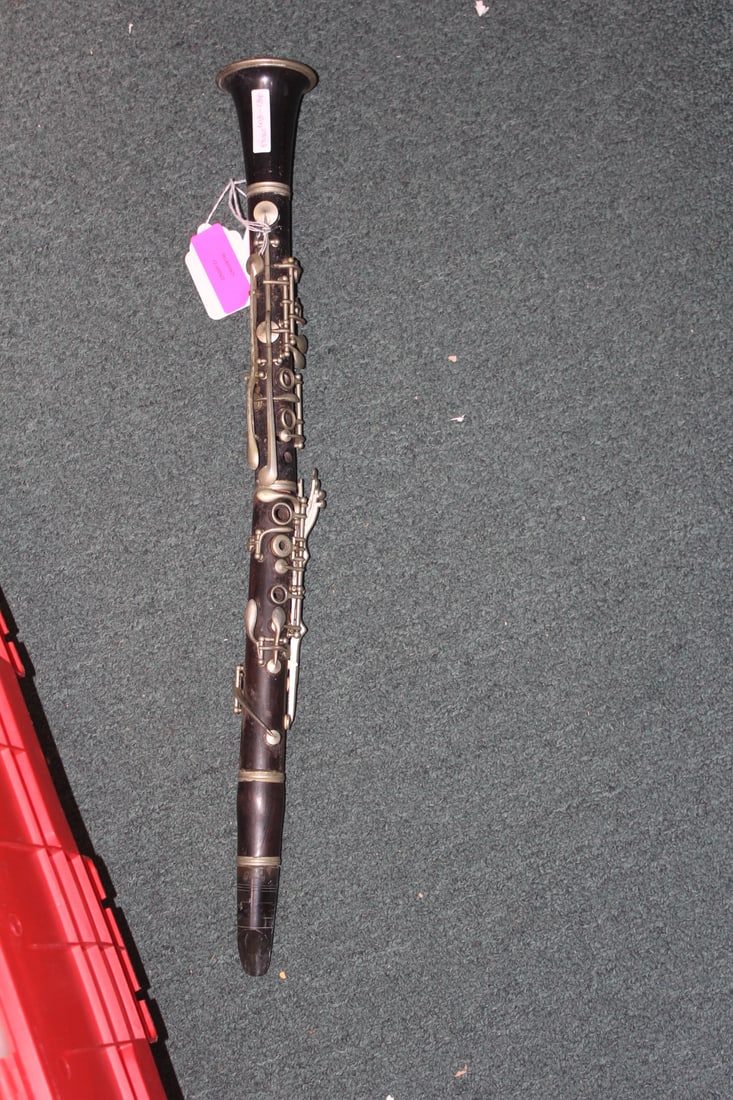 Clarinet: not sure if works or not - 25 inches long when put together