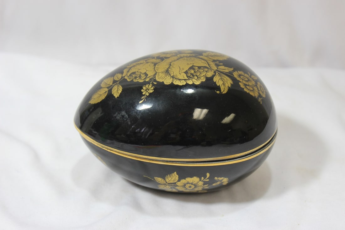 A Lord Nelson Egg form Trinket Box: 4 3/4" across