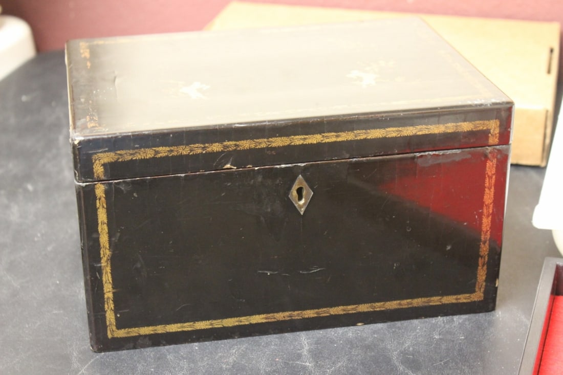 An Export? Lacquer Box: Possibly a humidor - no key - 10" x 7" x 5 1/2"