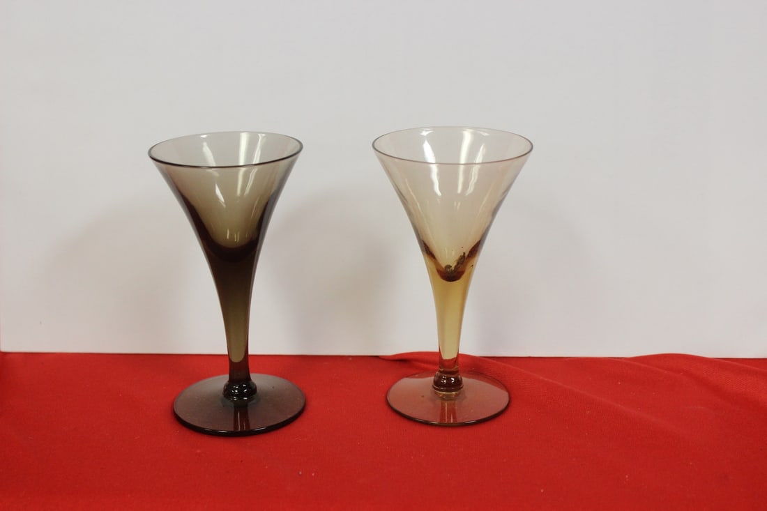 Lot of Two Wine Glasses: 4" tall