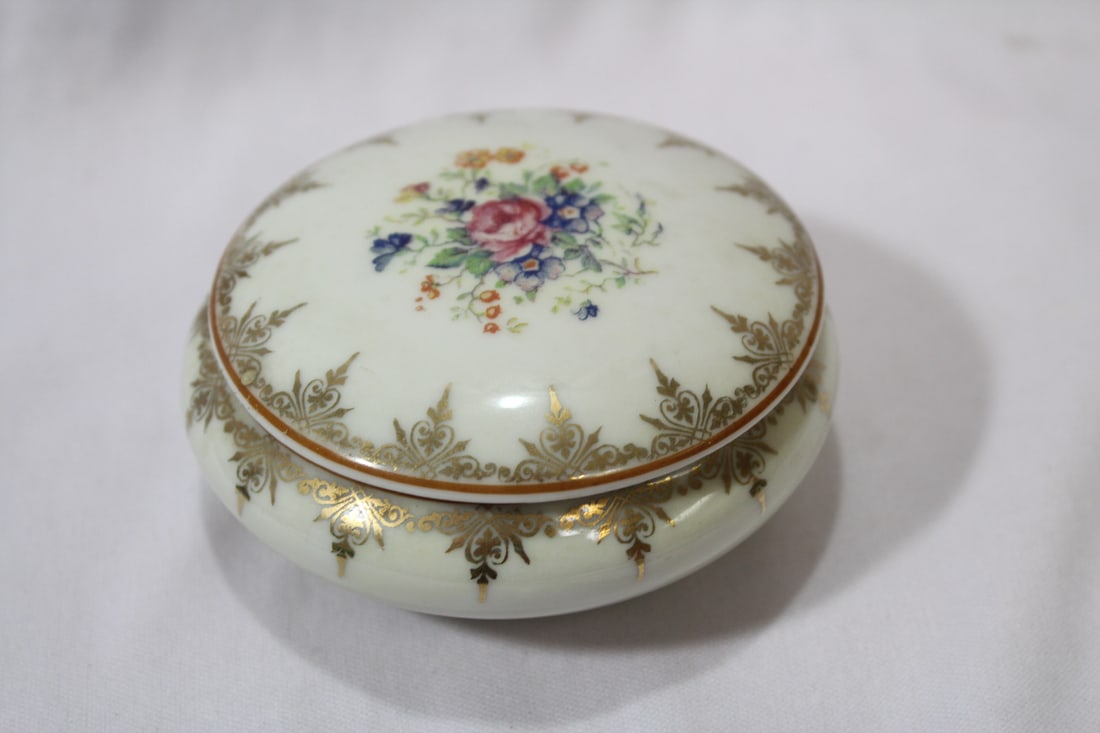 A Porcelain Limoge Trinket Box: 3 3/4" in diameter