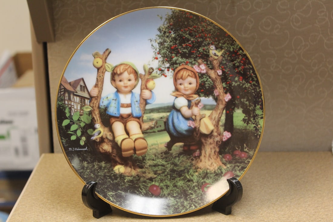 Hummel Collector's Plate: 8 1/4" in diameter