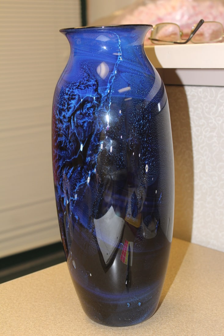 Signed Josh Simpson Artglas Vase: 13 3/4" tall