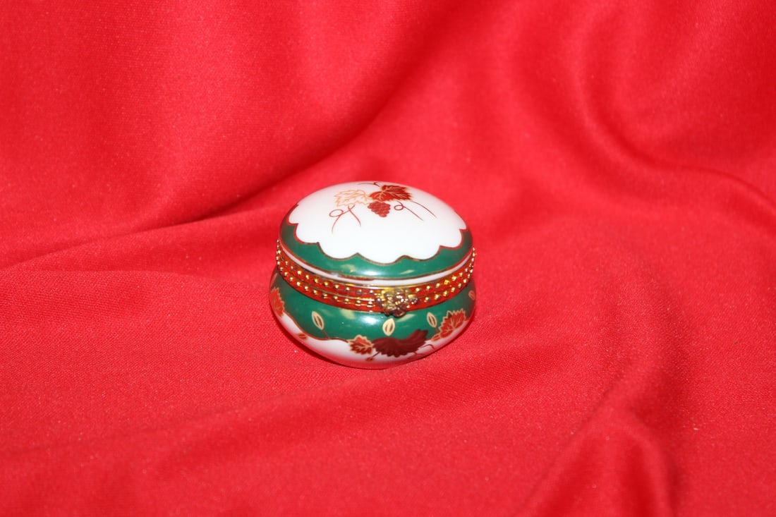 A Ceramic Trinket Box: 2" in diameter