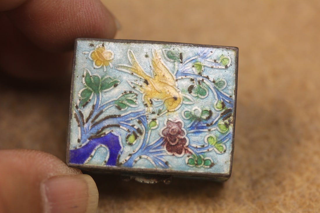 Antique Enamel Chinese Pill Box: early 20th century - 1 3/8" across