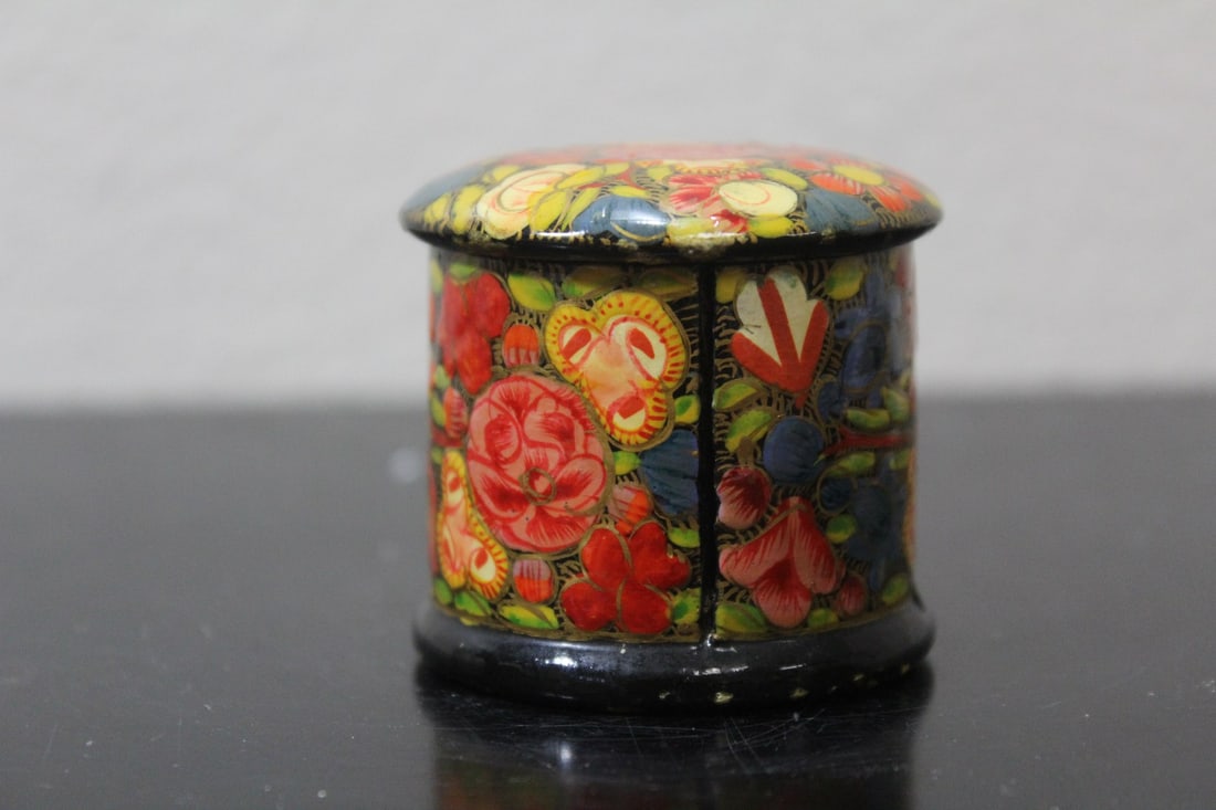 A Vintage Indian Lacquer Trinket Box: 2 inches in diameter