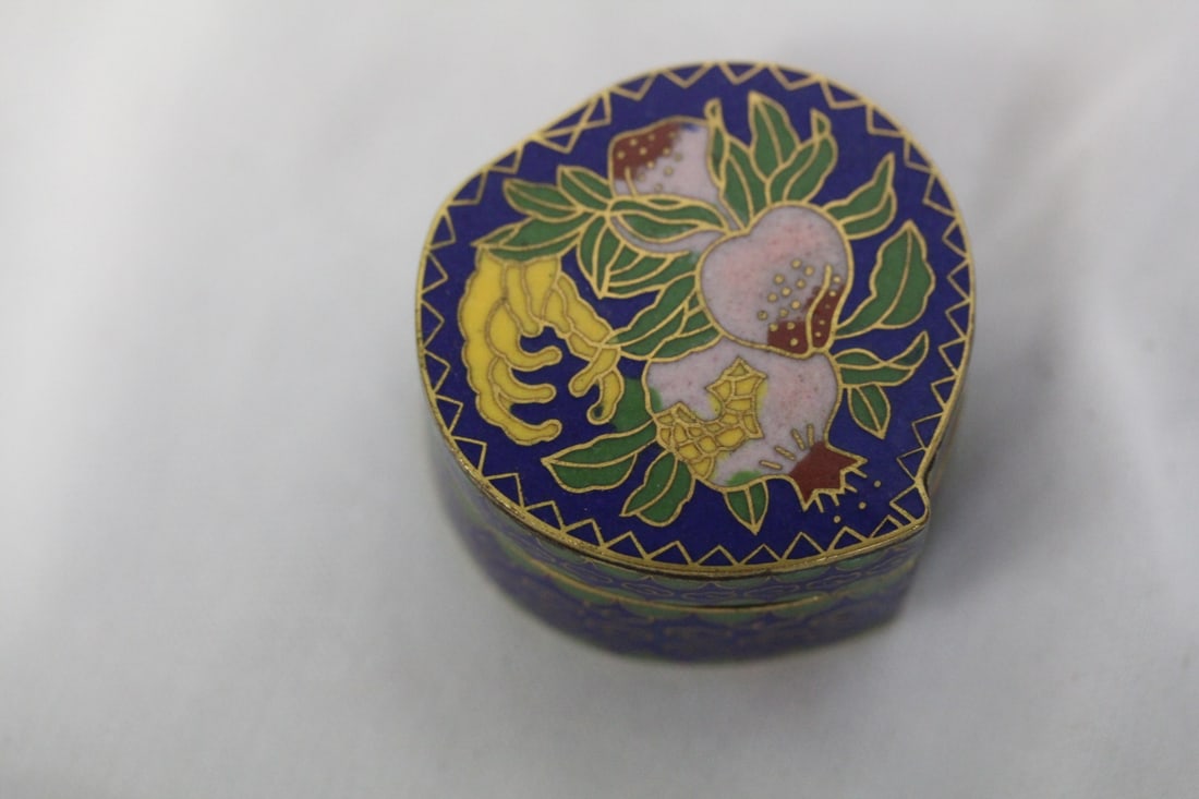 A Cloisonne Trinket Box: 1 3/4" in diameter