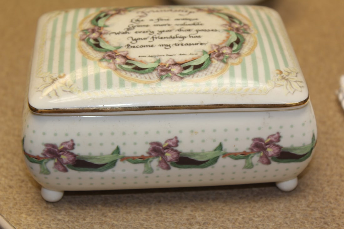 Audrey Jeanne Roberts Ceramic Trinket Box: 5 1/4" across