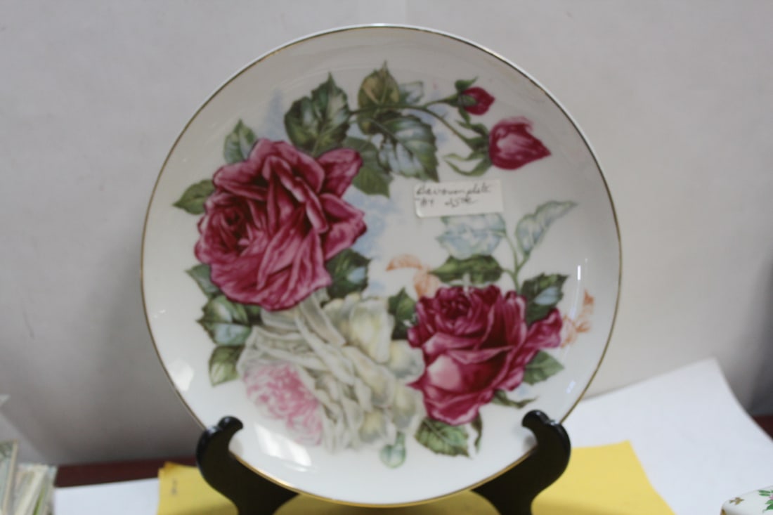 An Antique Bavarian Rose Plate: 9 5/8" in diameter